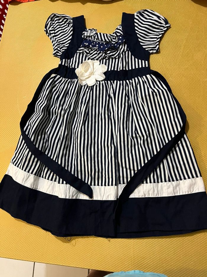 Robe fille jamais portée - photo numéro 3