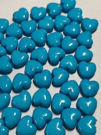 B53, 50 perles cœurs turquoises 10mm plastique