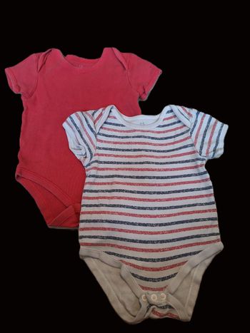 Lot 2 bodies manches courtes Primark 24 mois