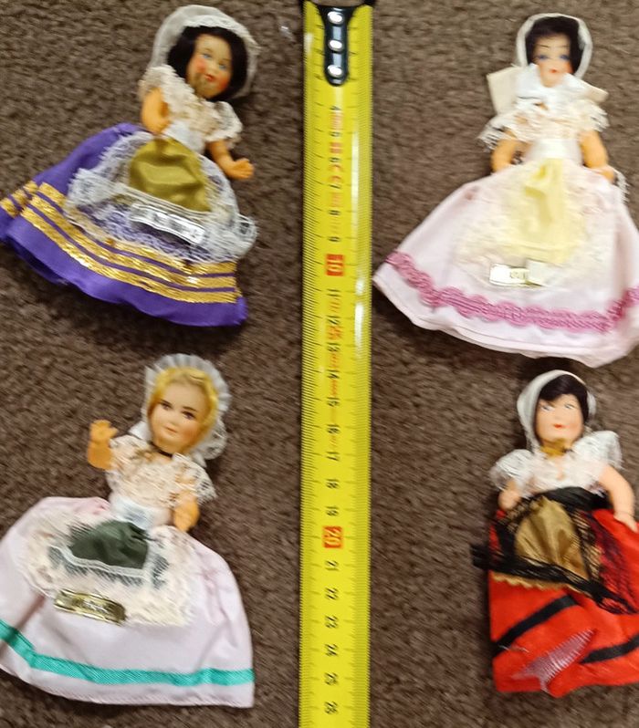 Lot 4 poupées région de France