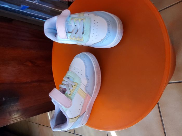 Baskets fille à scratches pointure 25🌸rdv possible sur paris ou envoi