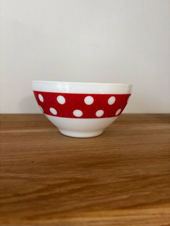 Vintage bol Arcopal Polka rouge avec défauts