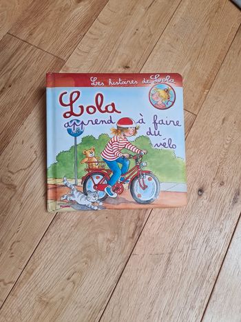 Lola apprend à faire du vélo