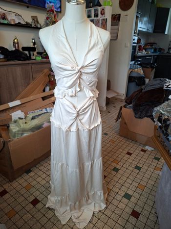 Jupe  longue  + haut creme femme taille 40 neuve 
Aisselle a aisselle 36 cm 
Longueur de la jupe 1 m 10 
95 % polyester 
5% elastane
Prix 8 euro