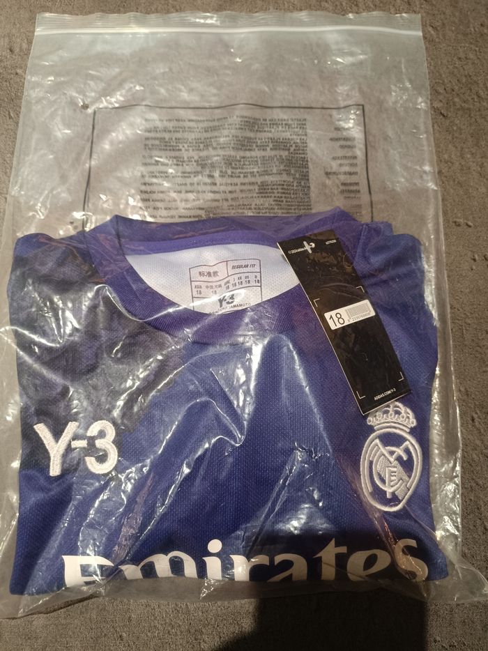 Tenue foot Real Madrid édition 120 ans violet. T18 - photo numéro 3