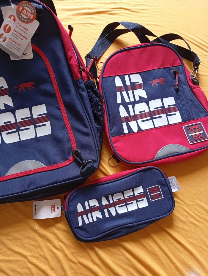 Lot de 3 articles airness neufs à 45€ comportant :
1 sac à dos
1 pochette pour les sorties scolaires 
1 trousse
Avec le code 
PEPITE20
Le lot passe à 36€ - photo numéro 3