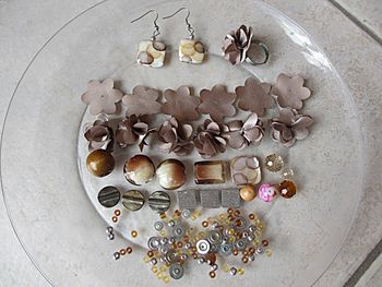 Ensemble boucles d’oreilles, bague et perles pour collier fantaisie Très bon état.