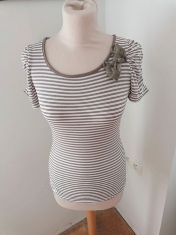 T-shirt rayé blanc et marron avec petit nœud