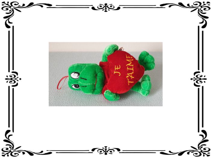 Peluche dinosaure couché.