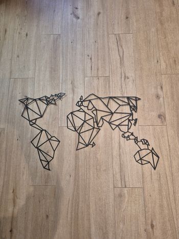 Grande mappemonde en métal noir