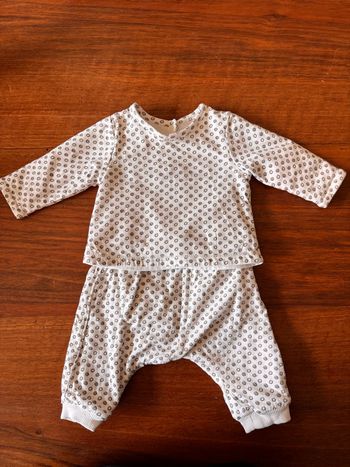 Tenue 1 mois. 