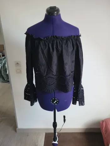 Haut noir épaules nues 36
