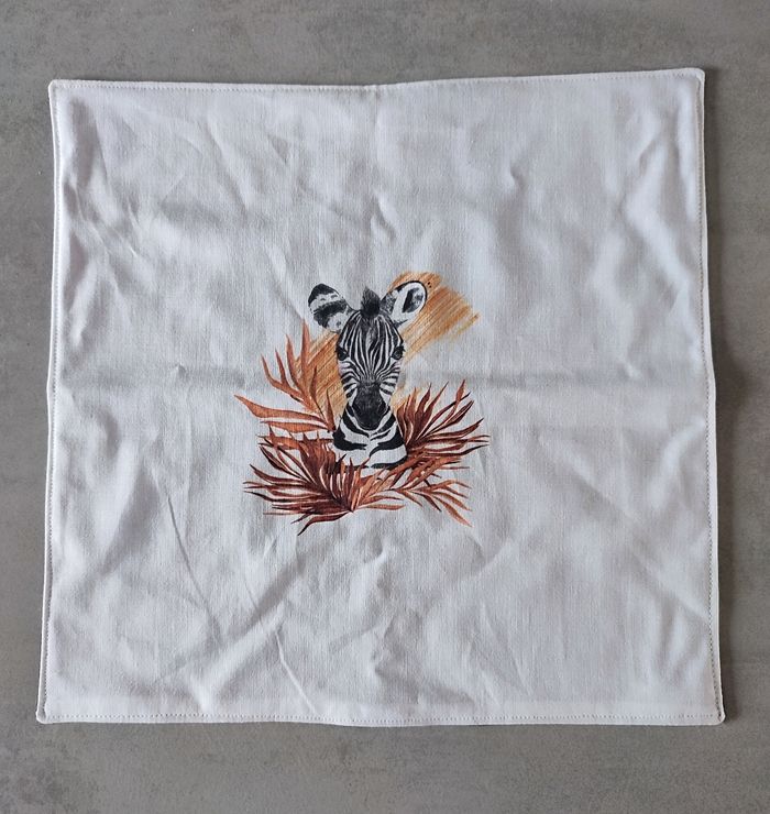 Doudou plat blanc et marron savane zèbre