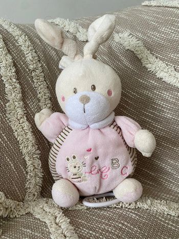 Peluche doudou musical 22cm Nicotoy lapin rose et beige rayé ABC très bon état