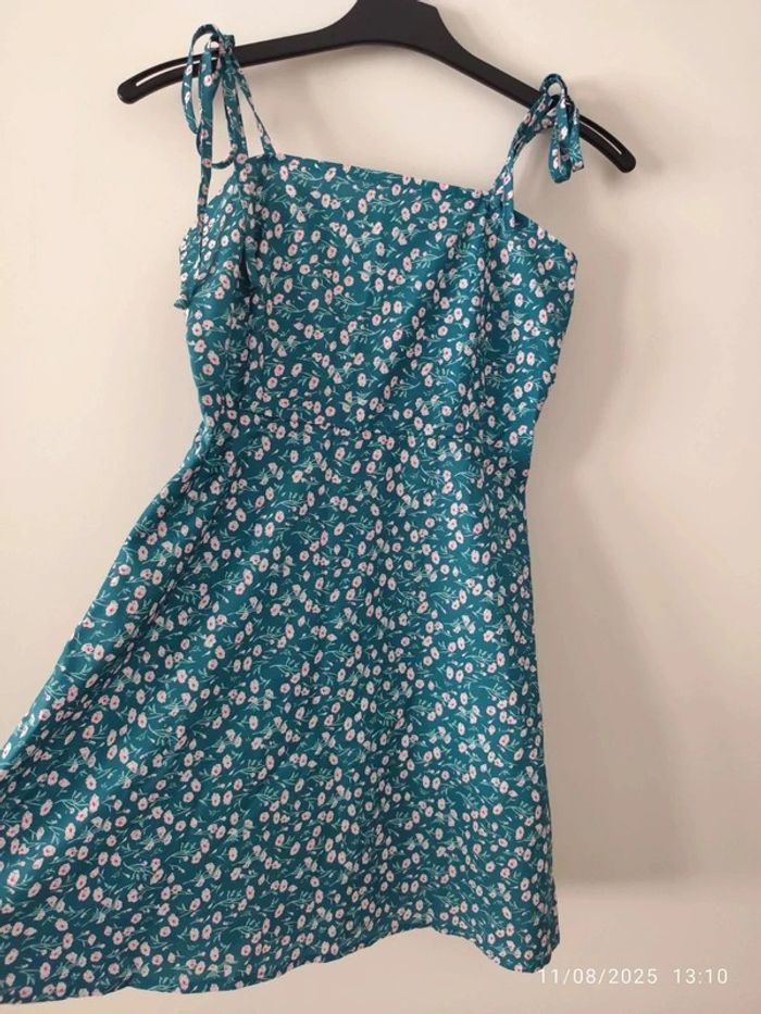 Vestido de tirantes de color verde agua con estampado de flores - photo numéro 2