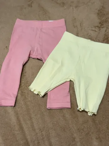 Lot de 2 leggings. Un rose et un jaune