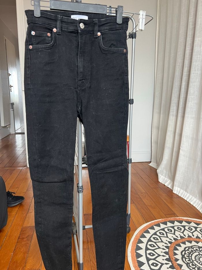 Jean noir Zara taille 36 - photo numéro 2