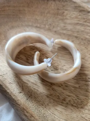 Anneaux créoles crème marbré