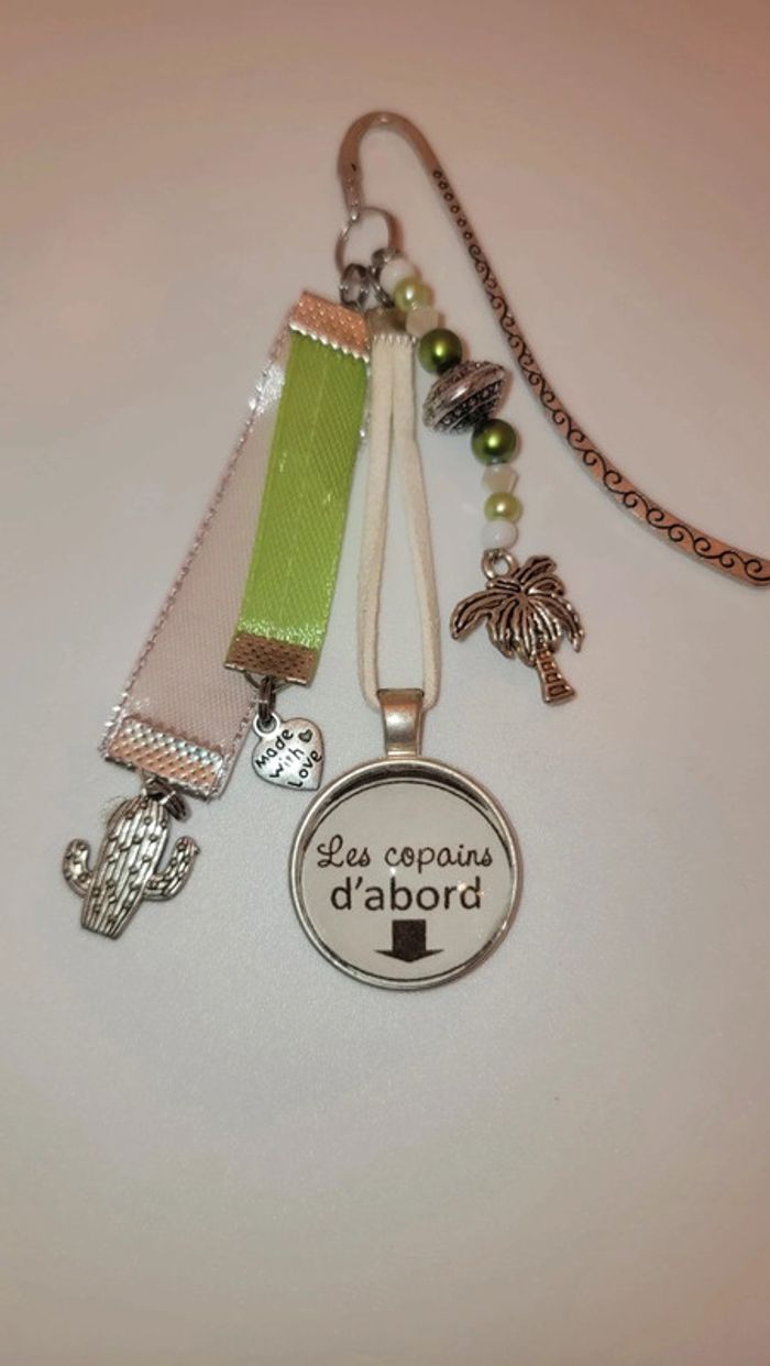 Cadeau amitié, bijoux de sac ou marque page " les copains d'abord"