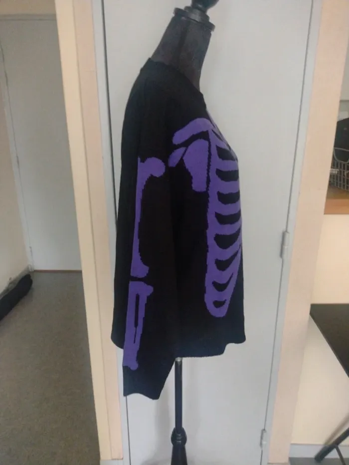Pull squelette violet et noir FSBN – Taille S - photo numéro 3