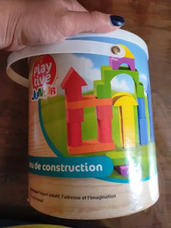 Grosse boîte de cubes de construction