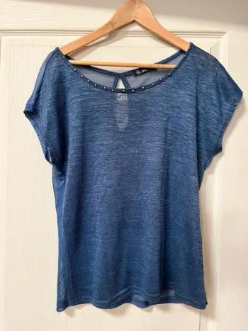 Très joli top bleu surligné au col avec clou argenté / Mims /