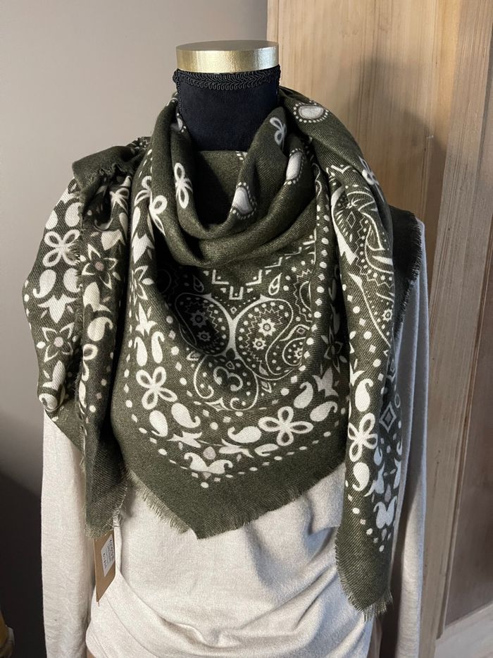 Foulard carré kaki  « bandana » neuf