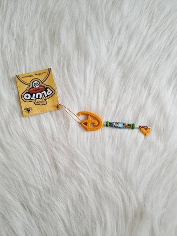 clef de collection les 90 ans de Pluto avec une nouvelle