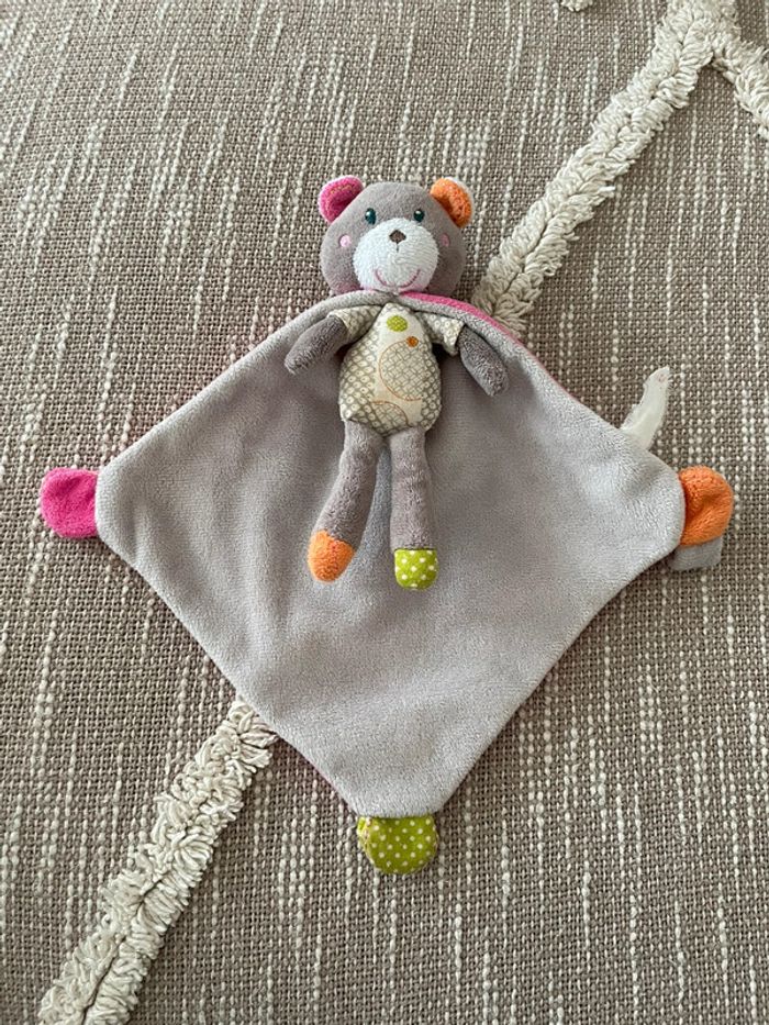 Peluche doudou plat 25cm Nicotoy ours gris à cape rose très bon état
