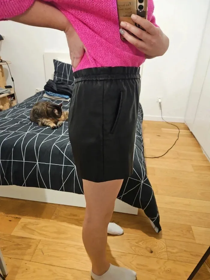 Short noir en simili cuir élastiqué à la taille Cache Cache taille 38 / M - photo numéro 5