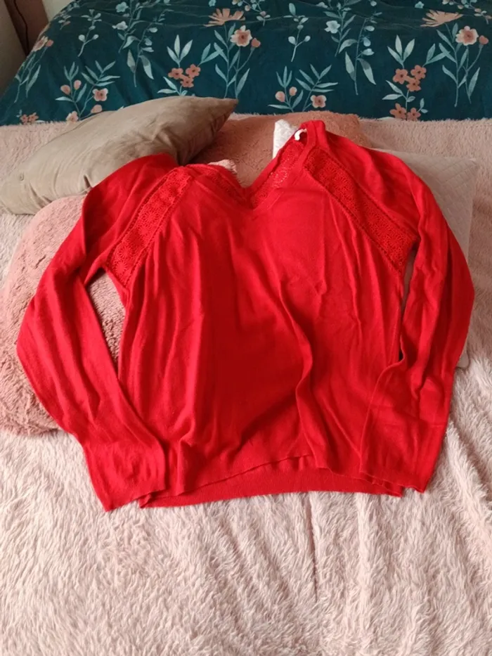 Pull rouge col dentelle