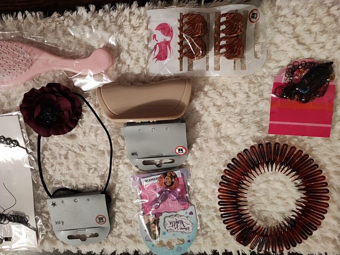 Lot de bijoux et articles cheveux fille
