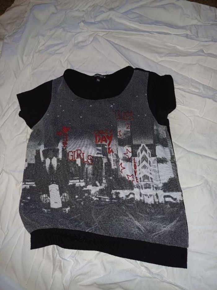 T-shirt motif-devant uni derrière