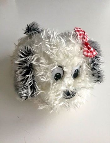 Peluche chien frisé avec noeud