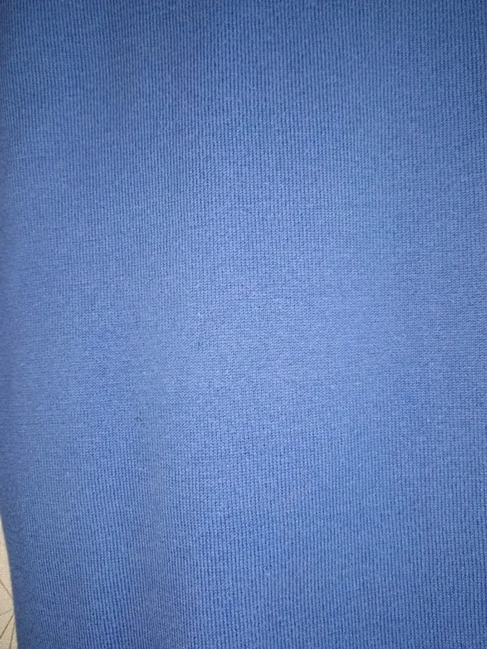 Pull fille 10/12 ans étiquette coupée bleu roi tbe 1 micro tache de fond en bas à peine visible - photo numéro 6