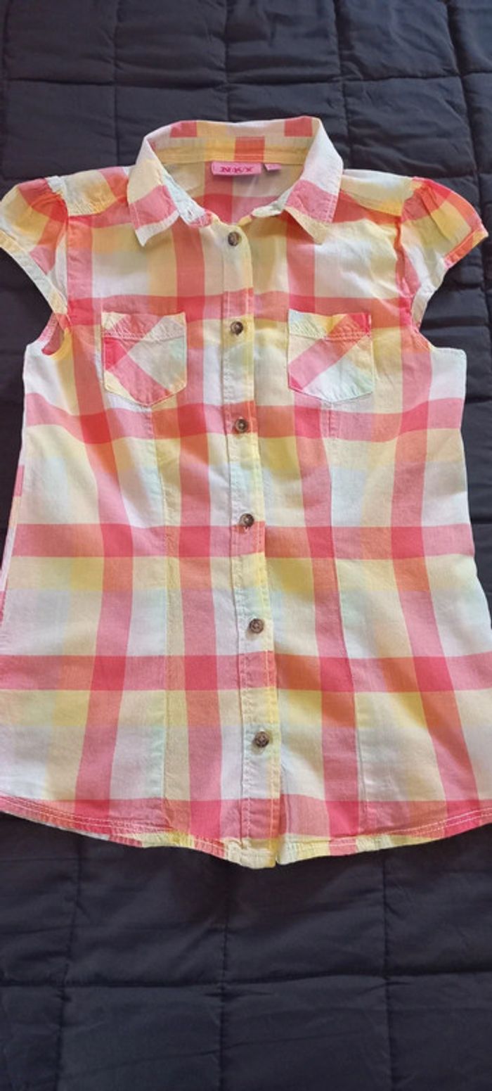 Jolie chemise aux couleurs printanières, taille 10 ans.
