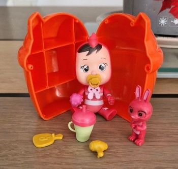 Bébé qui pleure dans sa maison en excellent état