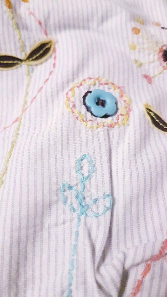 Robe blanche à rayure et motif brodés. 2 ans fille. Marque Orchestra - photo numéro 2