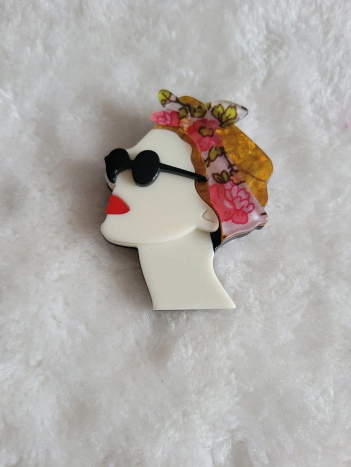 Broche femme lunette de soleil, turban