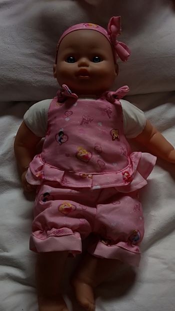 Poupon fille avec 2 tenues