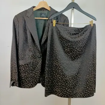 Ensemble Tailleur jupe et veste Olivier Grant motif léopard satiné - taille 44 A776