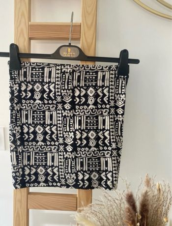 Jupe courte moulante graphisme noir et blanc