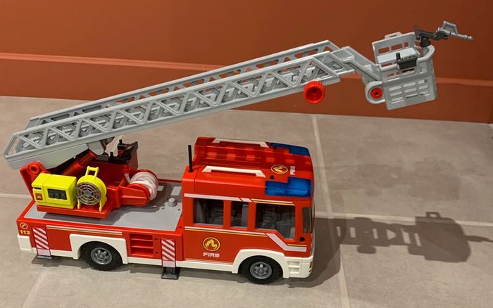Camion de pompier avec échelle pivotante playmobil city action dans son carton d’origine (9463) - photo numéro 3