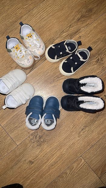 Lot de chaussures bébé