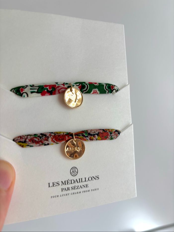 Bracelets en tissu avec médaillon doré Sézane