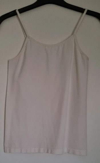 Top court blanc cassé avec bretelles