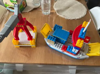 Bateau et grue abrick