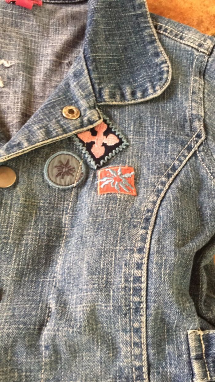 Veste en jean avec motif 4 ans en très bon état - photo numéro 4