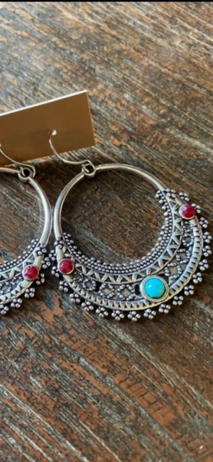 Magnifique paire de boucles d’oreilles argentées avec pierres rouges et turquoise - photo numéro 6