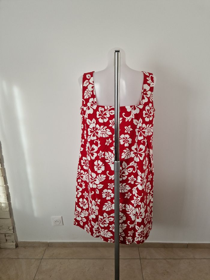 Robe polynésienne rouge à motif fleurs blanche - photo numéro 4